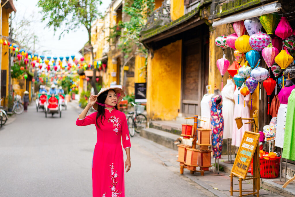 Mujer asiática en las calles de Hoi An