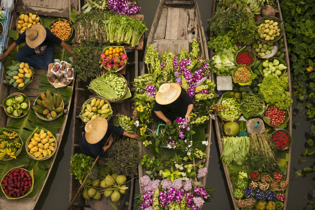 frutas y flores tropicales en una barcaza del sudeste asiático