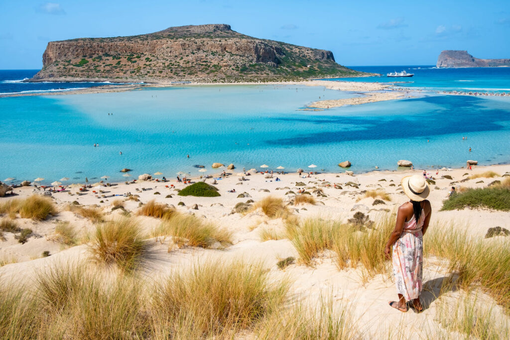 Mujer mirando la playa de Creta, Grecia