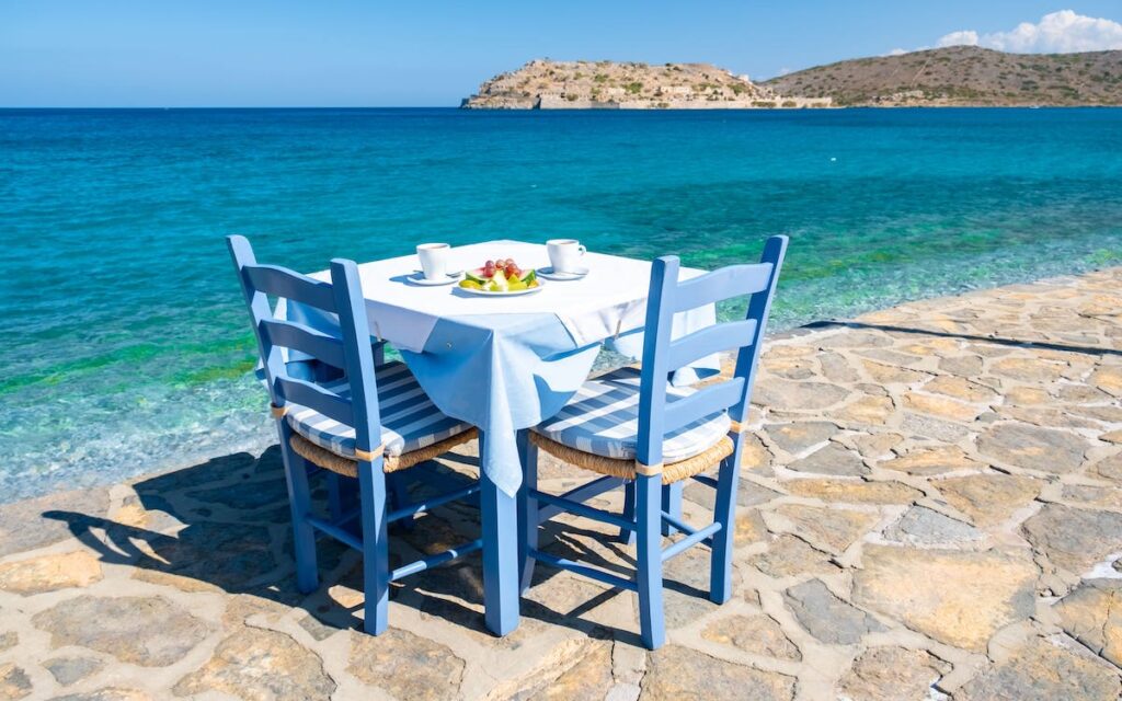 Un restaurante en un muelle de Creta, en Grecia