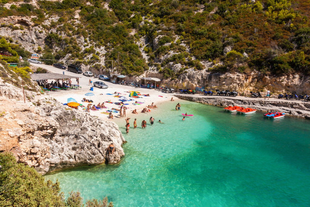 Una cala de aguas turquesas en Grecia