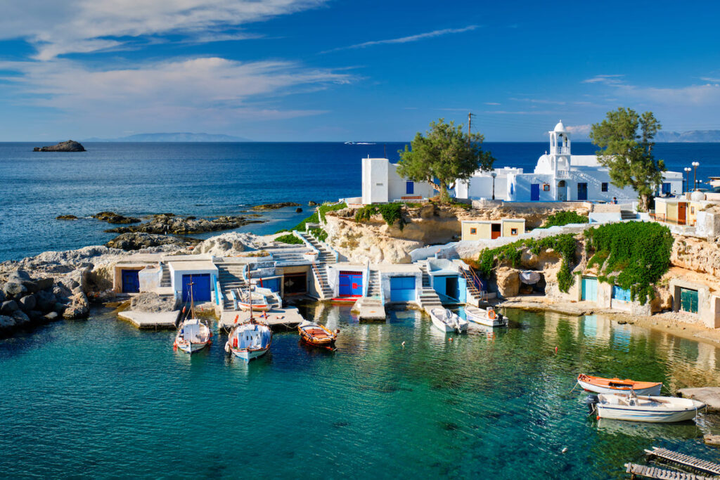 Puerto de pescadores en Milos, Grecia