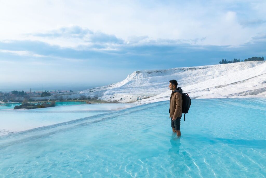 Hombre en las terrazas blancas de Pamukkale en Turquía