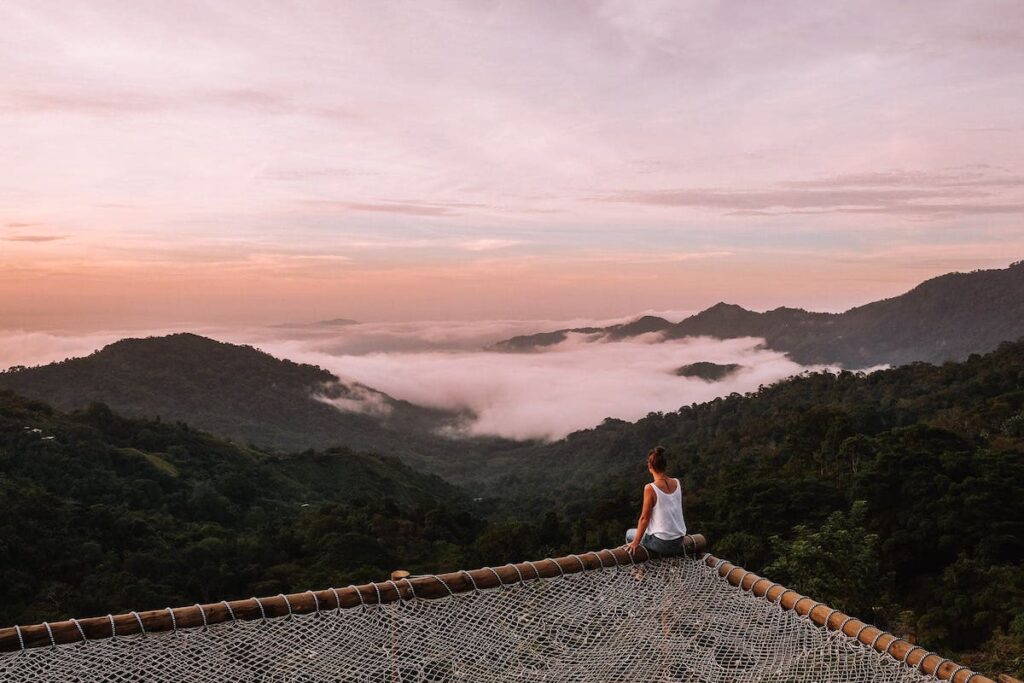 Mujer viendo el atardecer en Minca