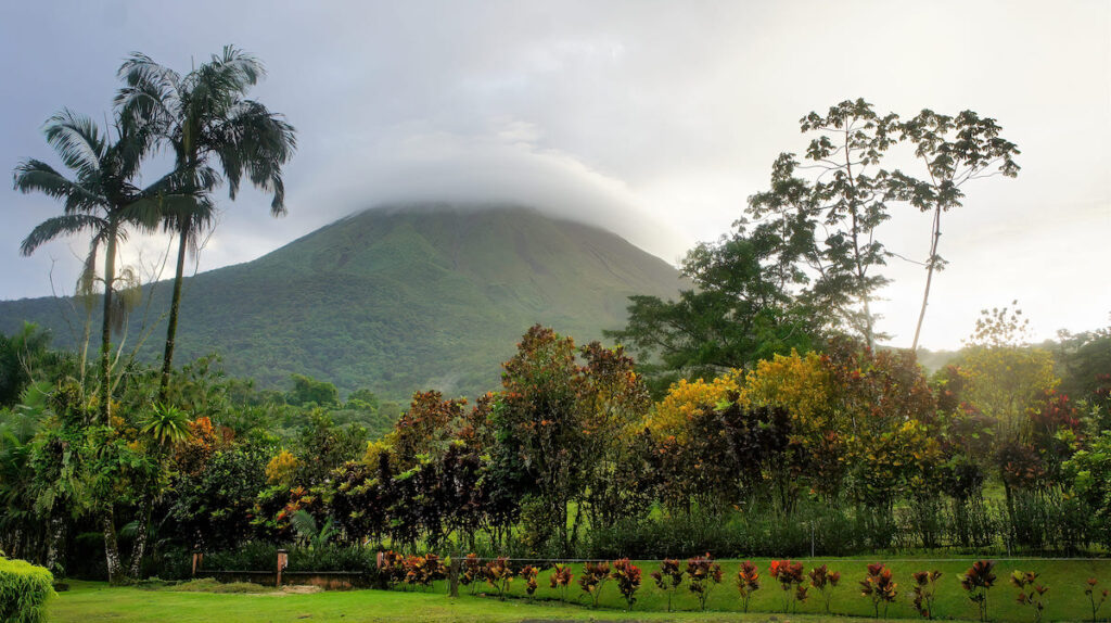 Vista panorámica del volcán Arenal