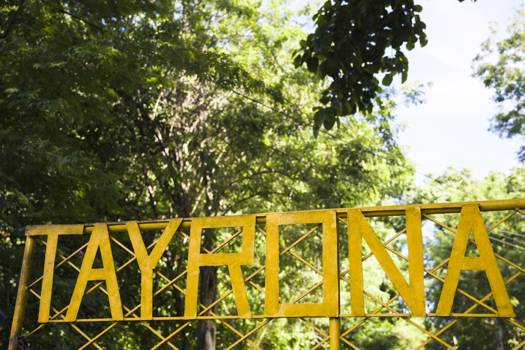 Cartel a la entrada del Parque Tayrona en Colombia