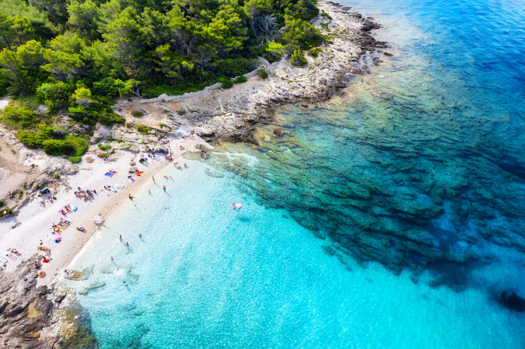 Cala de aguas turquesas en Croacia