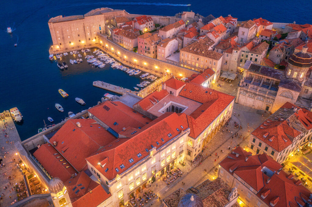 v¡fotografía aérea del puerto de Dubrovnik, Croacia, en la noche