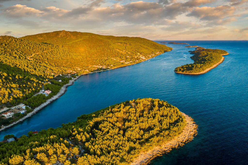 Vista área de la isla de Hvar e islotes cercanos en Croacia