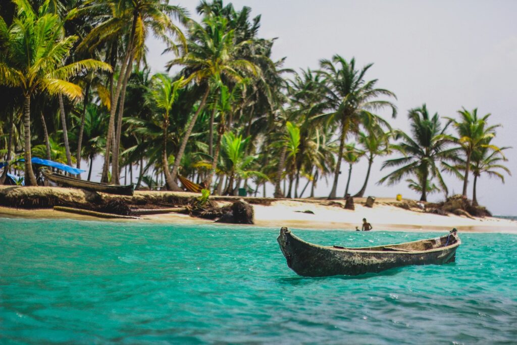 Barca de mader en Bocas del Toro, Panamá