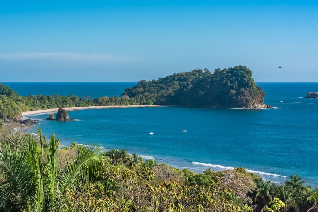 Imagen aérea de la bahía de Manuel Antonio