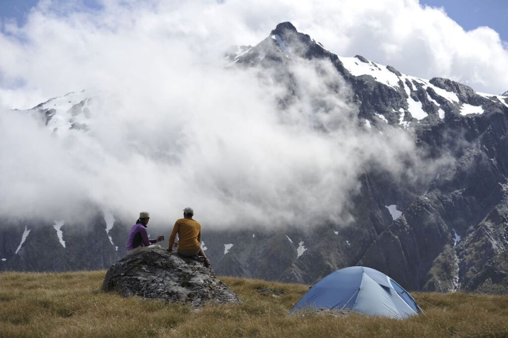 Pareja viendo el pico de Mount Cook en la Isla Norte de Nueva Zelanda