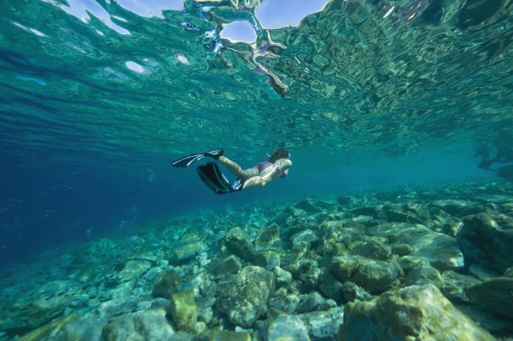 Mujer haciendo snorkeling en Croacia 