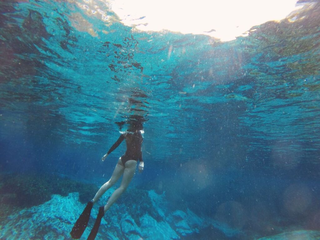 Mujer haciendo snorkel en Poor Knights Island Marine Reserve