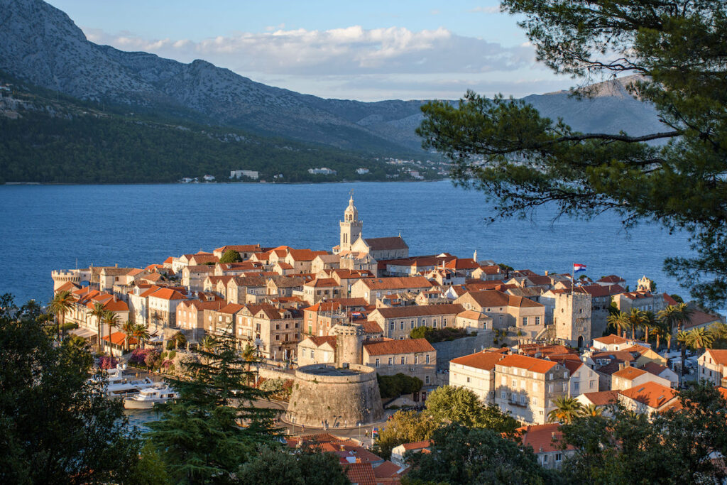 Vista aérea del casco antiguo de Korčula al atardecer (Croacia) 