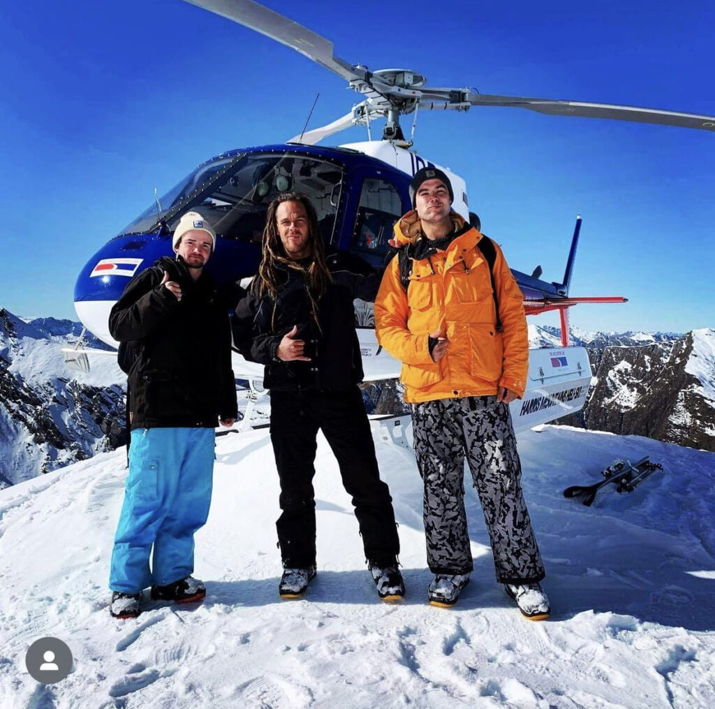 El rugbista Dan Pryor junto a dos amigos en Nueva Zelanda 