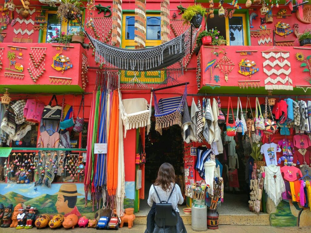 Una tienda de artesanías típicas en Salento, Colombia