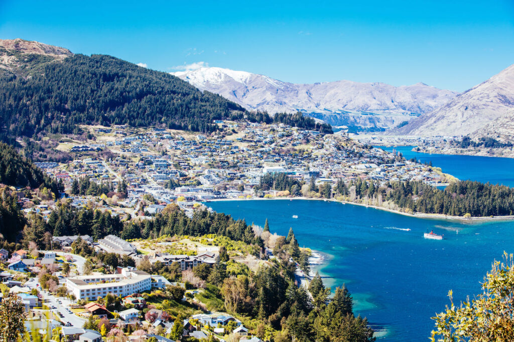 Vista aérea de la ciudad de Queenstown en la Isla Norte de Nueva Zelanda