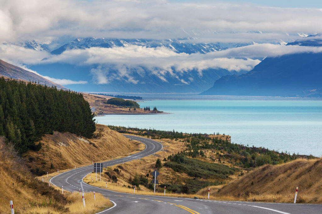 Carretera escénica en la Isla Norte de Nueva Zelanda