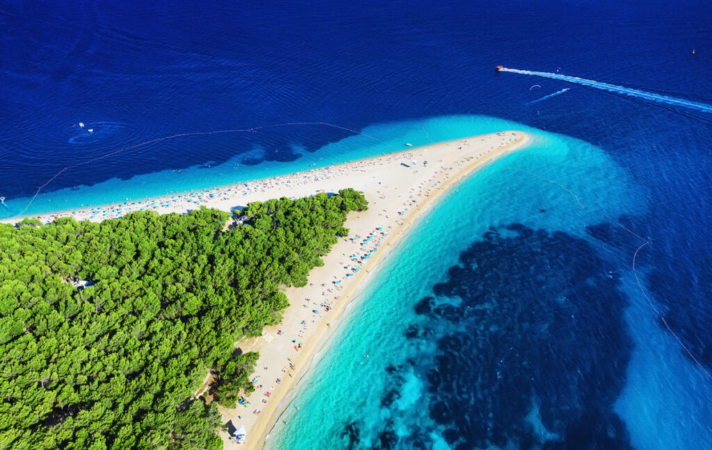 Playa Zlatni Rat en la isla croata de Brač