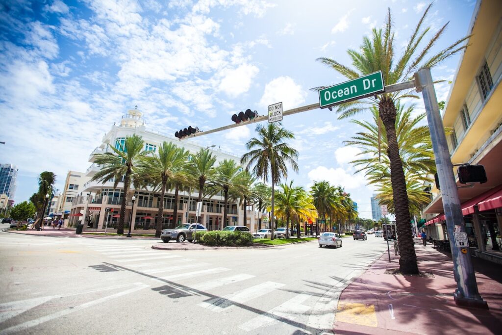 Vista de la Ocean Drive en Miami Beach, Florida