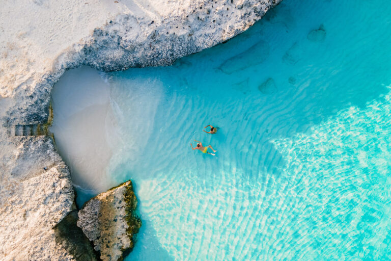 Una pareja nadando en las aguas de Aruba, la isla caribeña