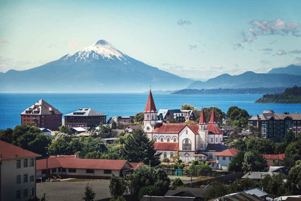 Puerto Varas con el Volcán Osorno de fondo