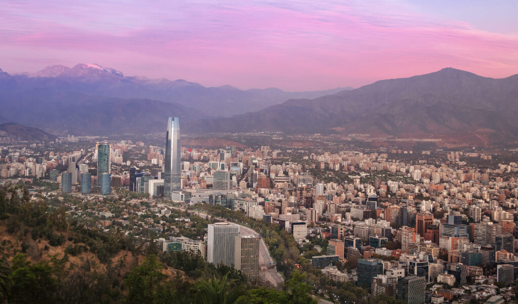 Vista panorámica de Santiago de Chile al atardecer