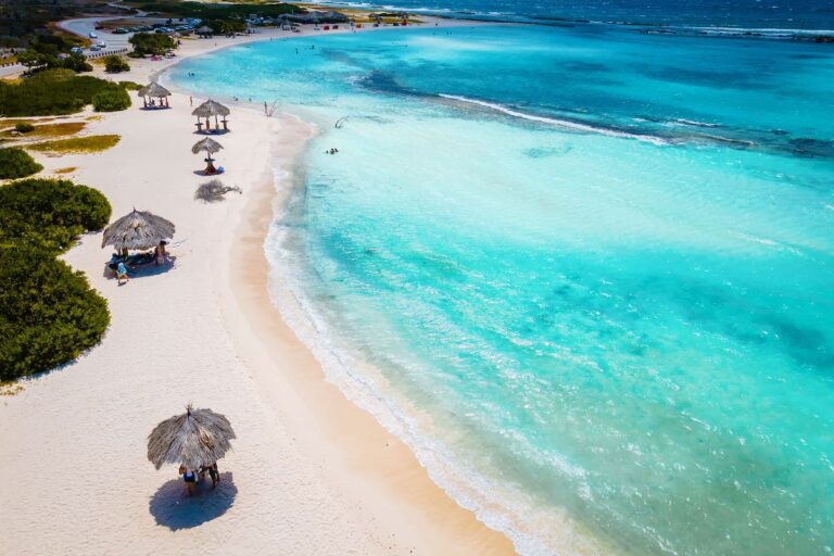 Vista aérea de una playa de Aruba en el Caribe