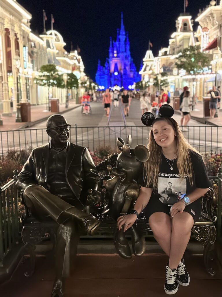 Estatua de Walt Disney y Mickey en el parque temático de Magic Kingdom