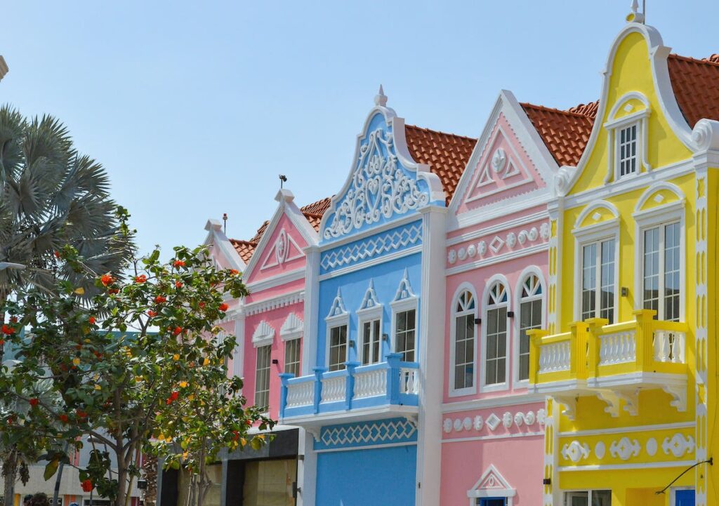 Fachada con una mezcla de arquitectura colonial y europea