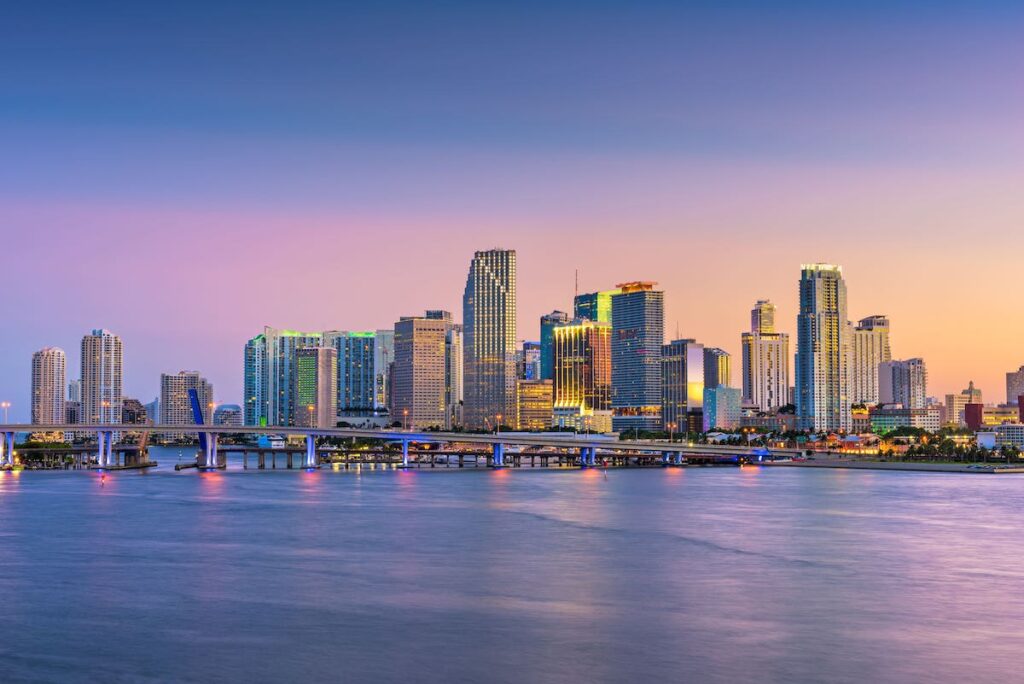 El skyline de Miami en Biscayne Bay