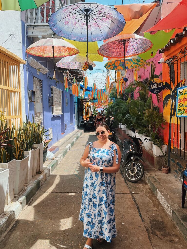 La influencer Camila de Alcalá en las calles de Cartagena en Colombia