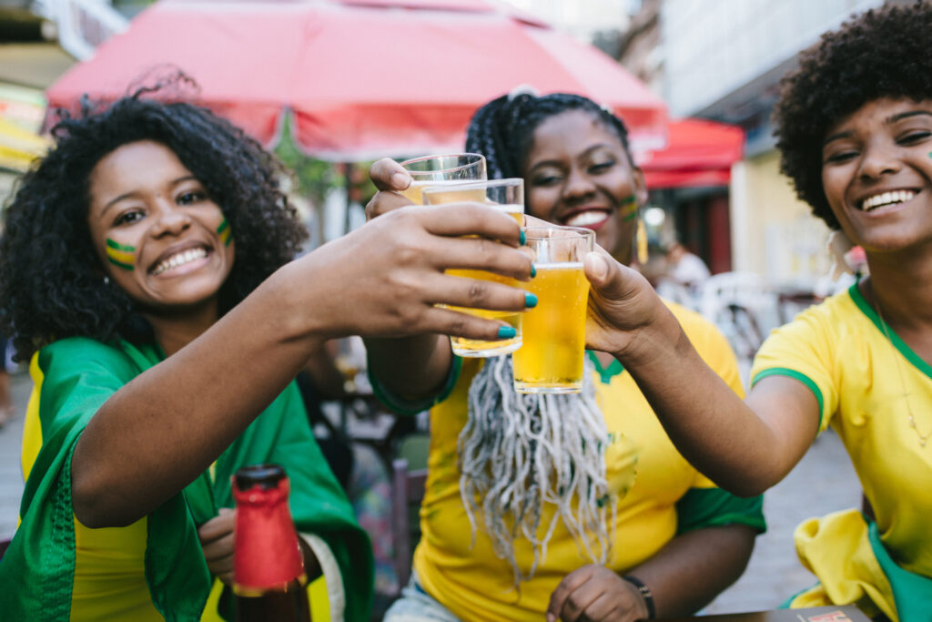 Mujeres brasileñas festejando con una cerveza