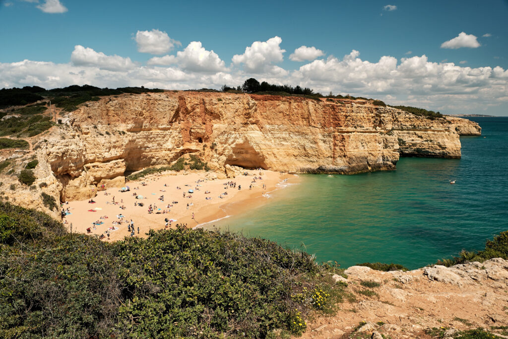 VIsta aérea de una playa en el sur de Portugal