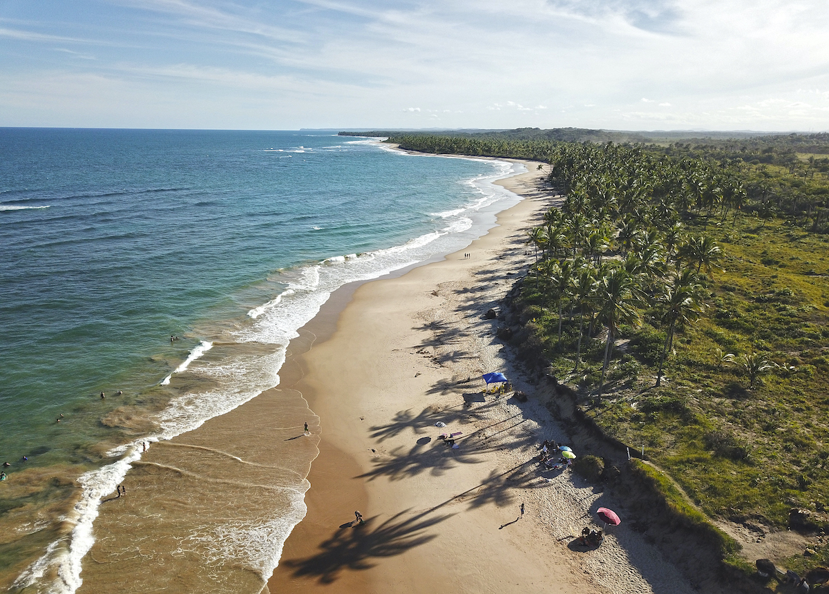 Playa amplia de arena dorada en Salvador de Bahía