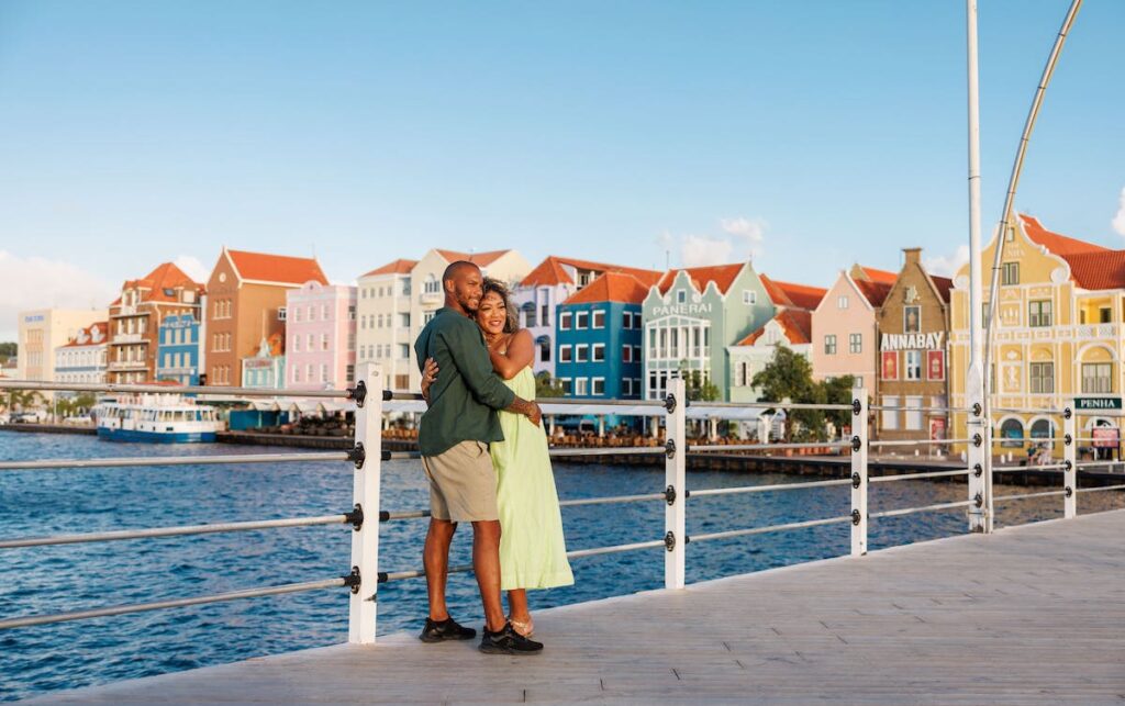 Pareja en el puente de Willemstad, la capital de Curaçao