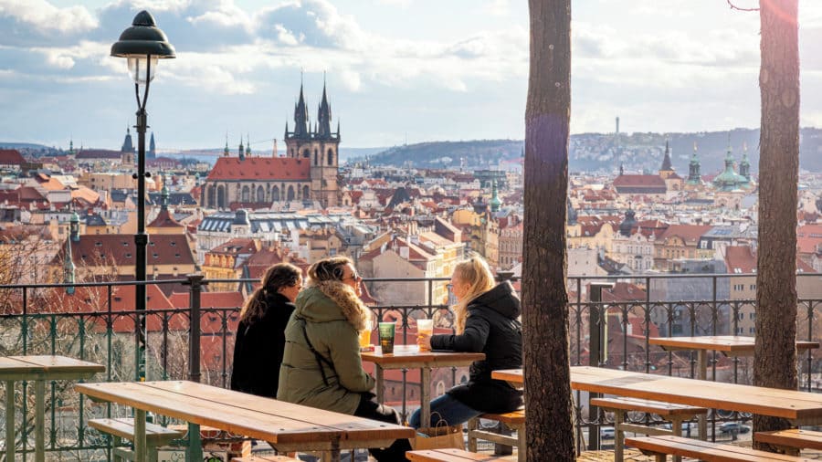 Tomar una cerveza en el Parque Riegrovy Sady