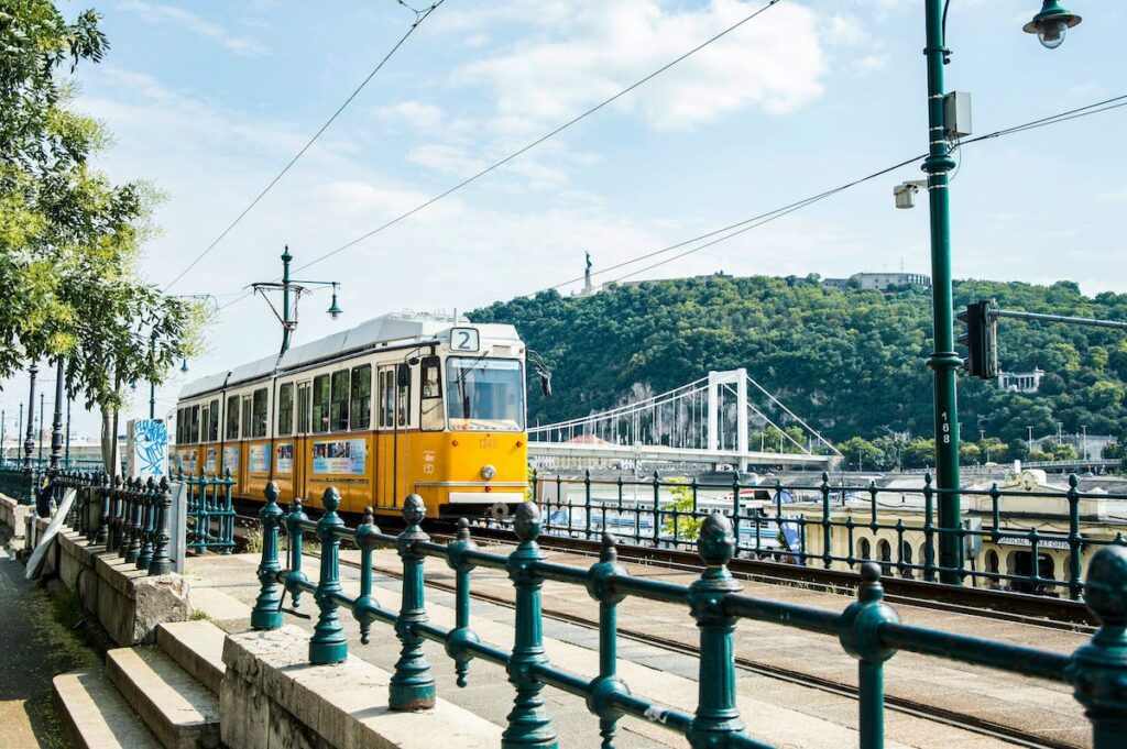 El tranvía amarillo que recorre la ciudad de Budapest