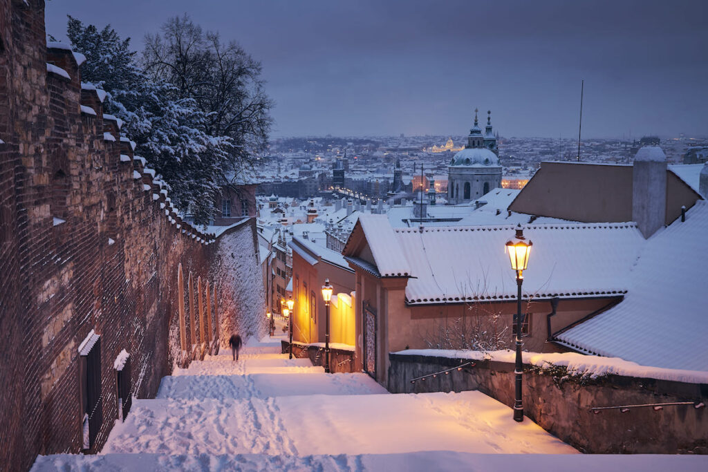 La bajada desde el Castillo de Praga en un día de invierno