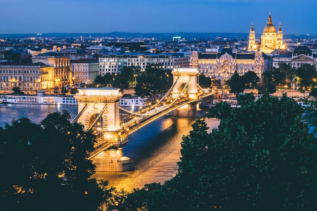 Vista aérea del puente Széchenyi Lánchíd en Budapest