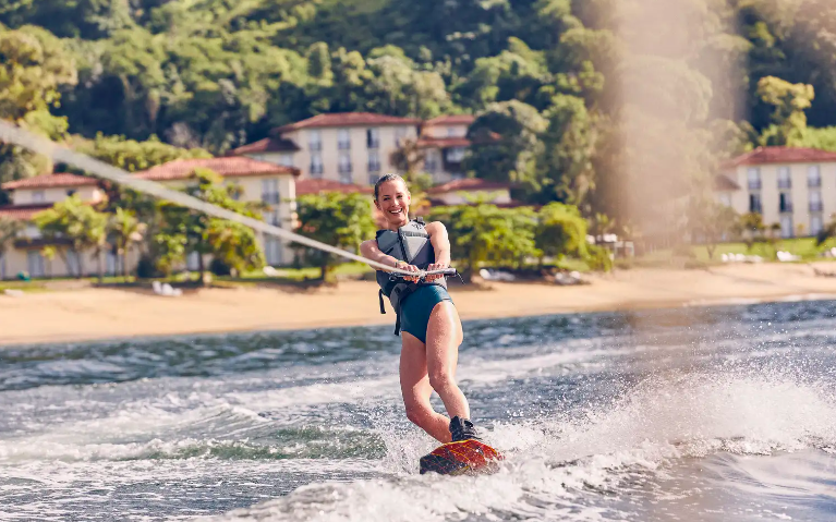 Mujer haciendo wakeboard en Club Med Rio das Pedras, Brasil