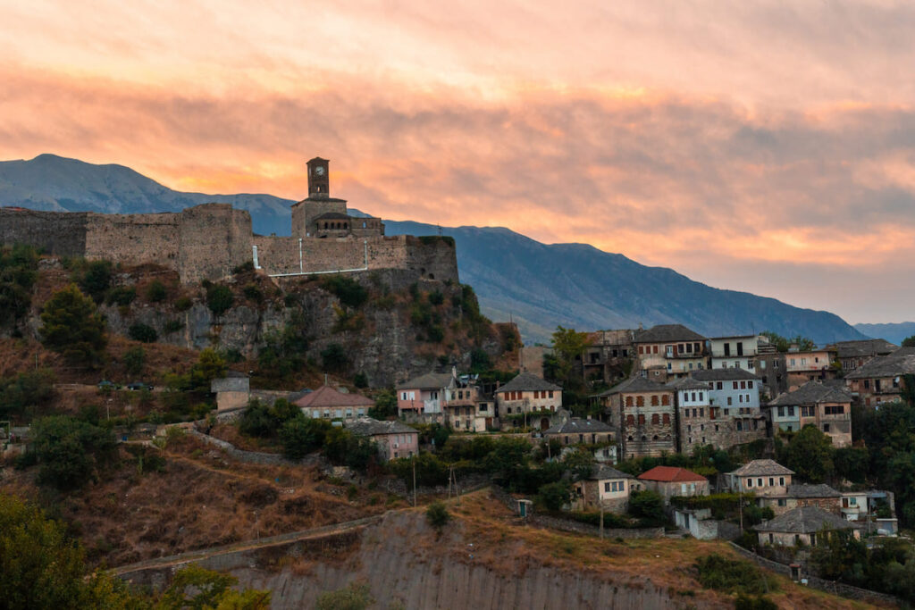 Vista aérea al atardecer en el pueblo de Gjirokastër, declarado Patrimonio de la Humanidad por la Unesco