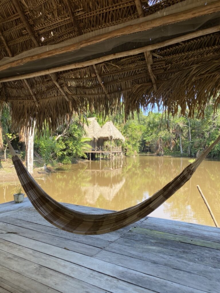 Hamaca paraguaya en un centro de retiros espirituales en la Selva Amazonas