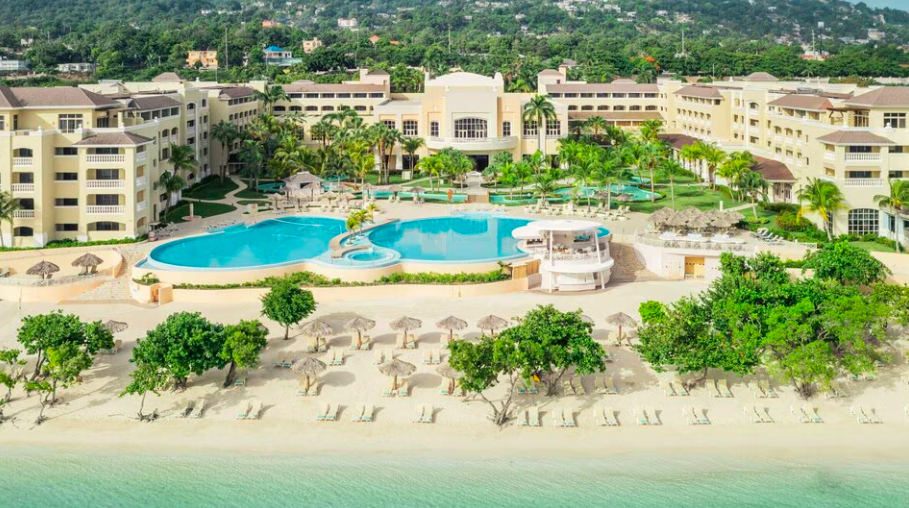 Vista aérea del Iberostar Waves Rose Hall Beach