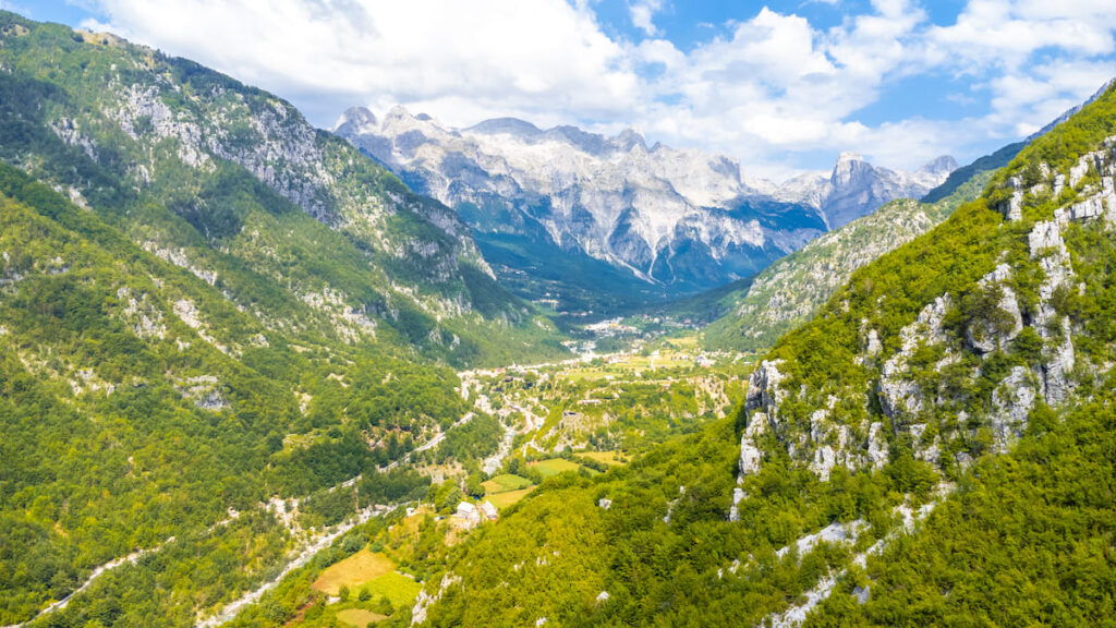 Vista aérea de los alpes albaneses 