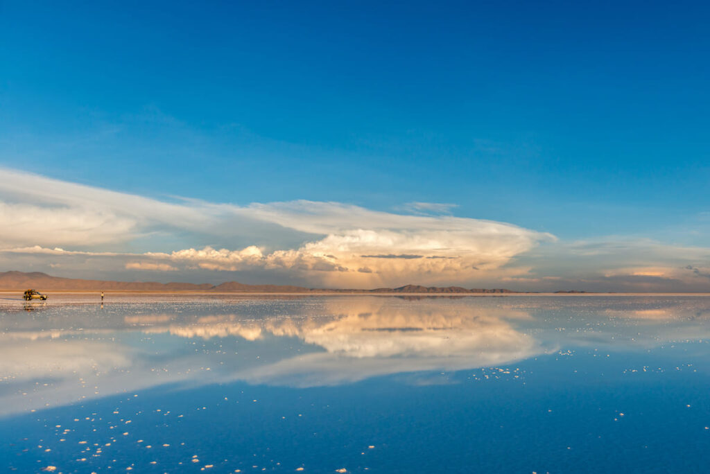 Efecto de espejo en el Salar de Uyuni en Bolivia