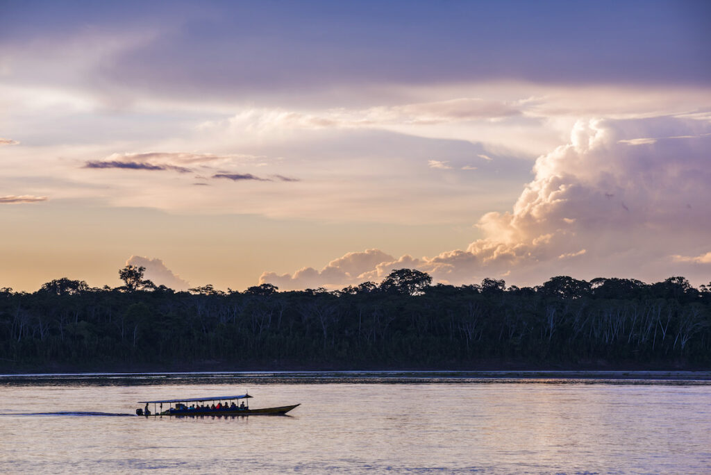 amanecer en el Río Amazonas