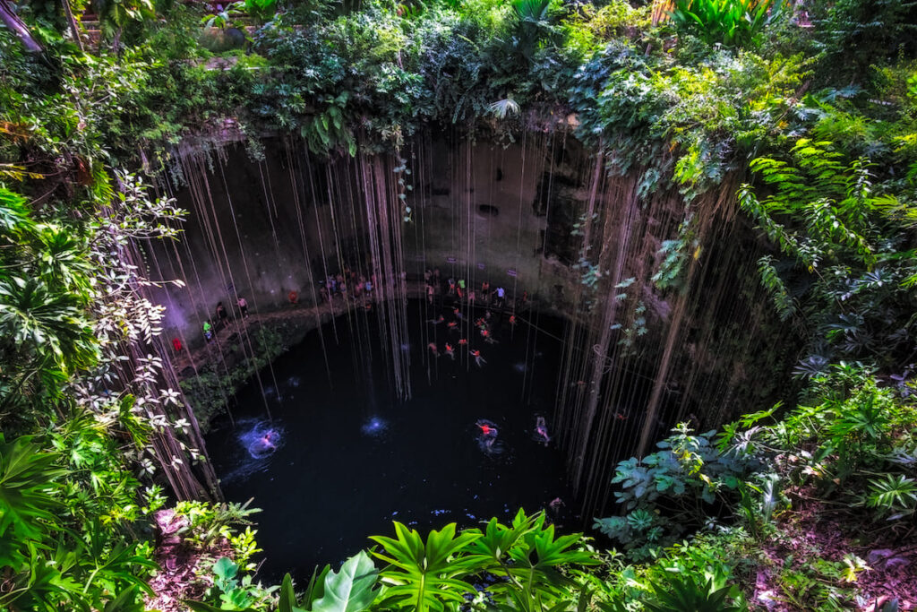 Vista aérea de un Cenote, una cueva subterránea ubicada 