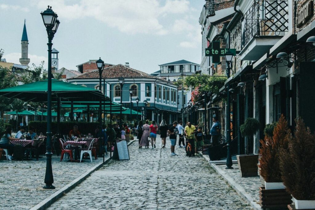 Calles tradicionales de Tirana, capital de Albania